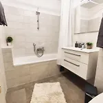 Spacious Modern Apartment With Island View & Free Parking