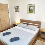 Spacious Modern Apartment With Island View & Free Parking * Zara