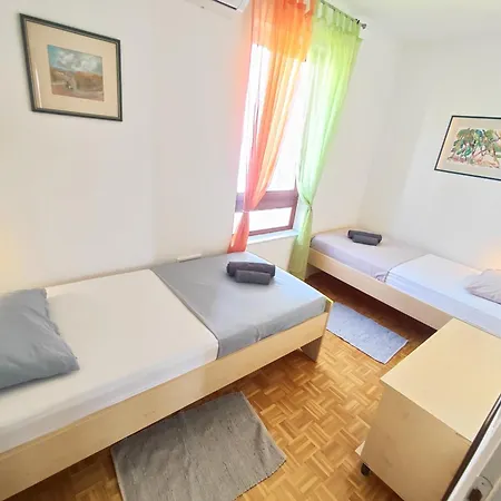 Lara's - Spacious Island View Free Parking شقة