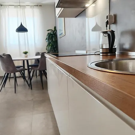 Lara's - Spacious Island View Free Parking דירה זאדאר