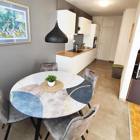 Lara's - Spacious Island View Free Parking דירה *